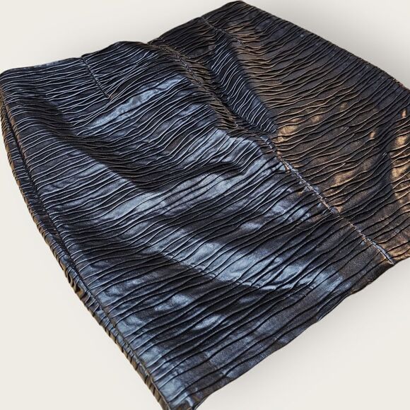 🖤 Black Textured Faux Leather Pencil Skirt – Curvy Fit ✨ - Picture 2 of 5